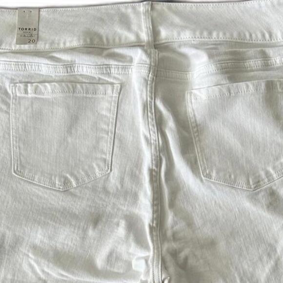 Torrid 11 Inch White Bermuda Shorts - Picture 5 of 5
